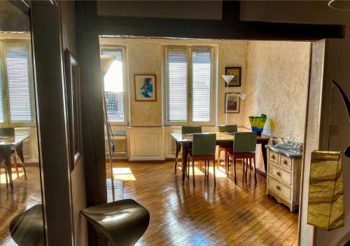 une cuisine et une salle à manger avec une table et des chaises dans l'établissement Appartement lumineux Classé au cœur de Strasbourg, à Strasbourg
