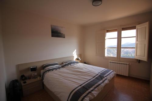 a bedroom with a bed and a window in it at Apartment Market Square in Cardona