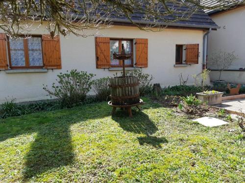 a yard with a bench in front of a house at En Beauvoir in Cormot-le-Grand