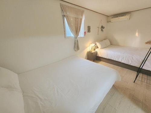 Letto o letti in una camera di Bandal House