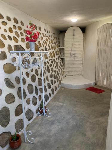 un bagno con doccia con parete in pietra di Villa Kingdome - 1 Bedroom a Teluknarat