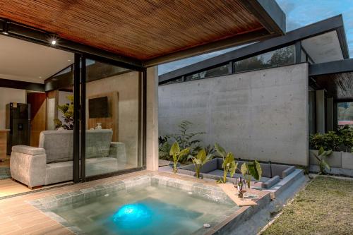 a pool in the backyard of a house at Soy Local Reserva Sajonia in Rionegro