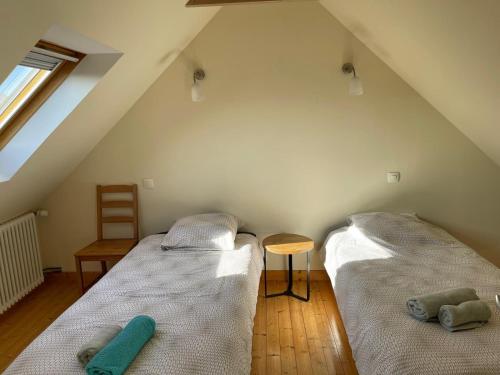 two beds in a room with a attic at Maison Audierne avec son jardin in Audierne