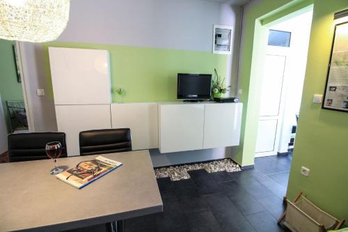 TV a/nebo společenská místnost v ubytování Apartments Jadra