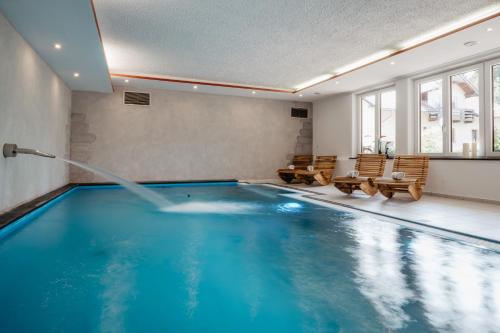 a swimming pool with a water fountain at Landhotel Neuhof in Zenting
