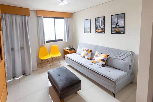 sala de estar con sofá y sillas amarillas en Flat Santana próximo ao metrô (Apto 132), en São Paulo