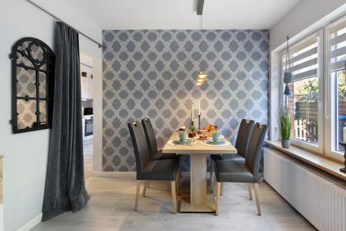 a dining room with a table and chairs at Süsse 2 Zimmerwohnung in Heiligenstedten