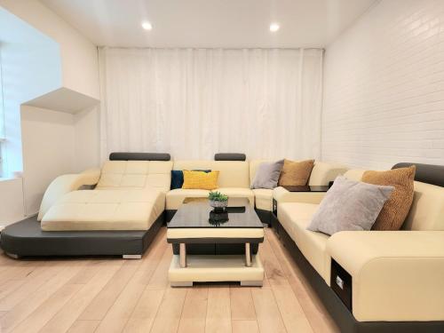 Posezení v ubytování Luxury Retreat with Hot Tub - EV Chrger & Parking