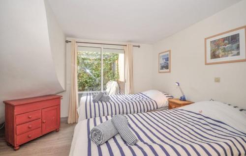 deux lits dans une chambre avec une fenêtre dans l'établissement Villa Mansart, à Théoule-sur-Mer