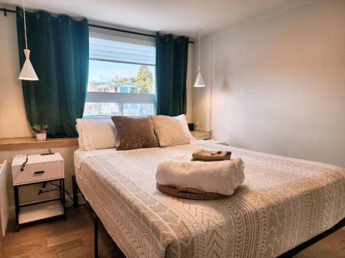 En eller flere senge i et værelse på Peaceful City View - Hot Tub - 2 Parking & EV Chrger