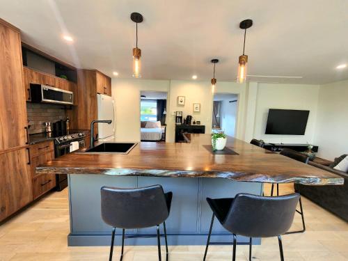 Køkken eller tekøkken på Peaceful City View - Hot Tub - 2 Parking & EV Chrger