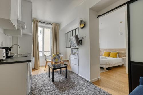 - une cuisine et un salon avec un lit dans une chambre dans l'établissement New and quiet 1 Bdr Flat in the Heart of Paris 12, à Paris