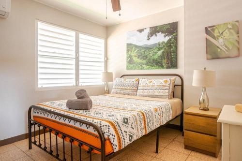 una camera da letto con un letto e una finestra di Finca Tapia Mountain Ranch a Fajardo