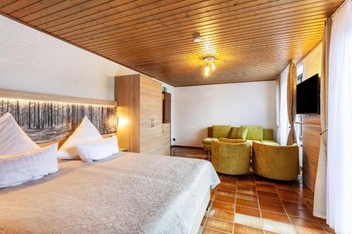 a hotel room with a bed and a couch at Azalea in Olsberg