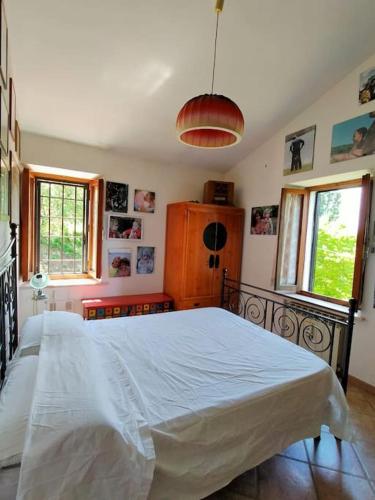 a bedroom with a large white bed in it at CasAle del Pino Narni in Vigne