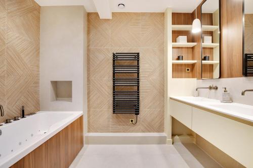 une salle de bain avec une baignoire et un lavabo dans l'établissement Pick A Flat's Apartments in Tour Eiffel - Rue de l'Amiral Hamelin, à Paris