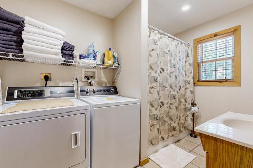 a laundry room with a washing machine and a sink at Carrie’s Cabin in Sylva