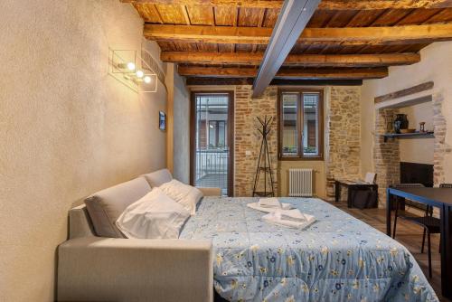 Un dormitorio con una cama y una mesa en una habitación. en Maison Le Chic, en Bérgamo