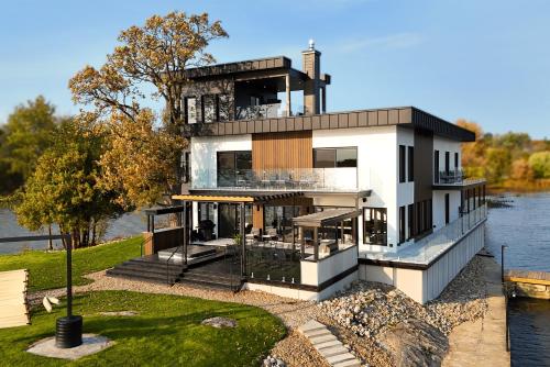 une maison sur l'eau avec vue sur celle-ci dans l'établissement Rocher des Brises, à Papineauville