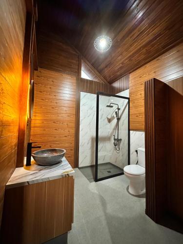 a bathroom with a shower and a toilet in it at Villa Pondok Utu, Ubud - Bali in Ubud