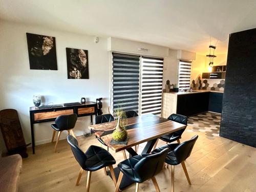 un salon avec une table et des chaises en bois dans l'établissement La belle vie, à Saint-Denis