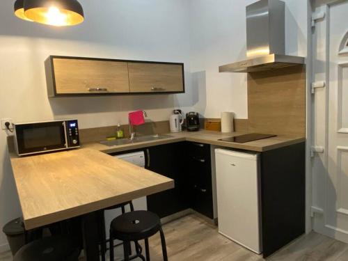 une petite cuisine avec un comptoir et un micro-ondes dans l'établissement Ô COEUR de SETE, à Sète