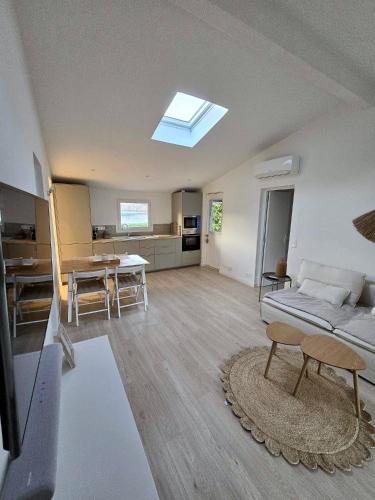 un grand salon avec un canapé et une table dans l'établissement maison COSY, à Gassin