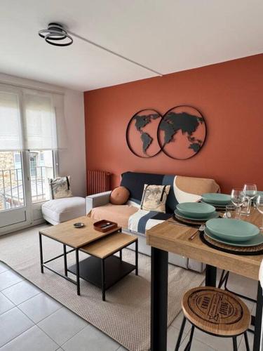 un salon avec un canapé et une table dans l'établissement Appart premium à 5 min de l aeroport Orly, à Athis-Mons