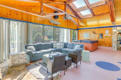 Χώρος καθιστικού στο Vermilion River Home with Hot Tub and Private Dock!