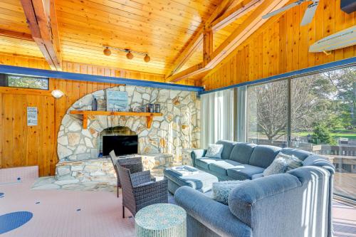 Χώρος καθιστικού στο Vermilion River Home with Hot Tub and Private Dock!