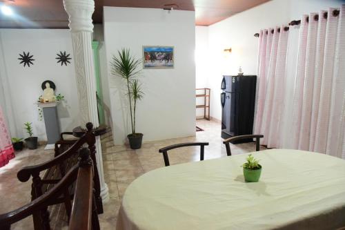 Un comedor con una mesa y un refrigerador. en THE FREEDOM, en Hikkaduwa