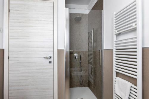 a bathroom with a shower and a toilet at Agriturismo Le Campagnole Green in Bardolino