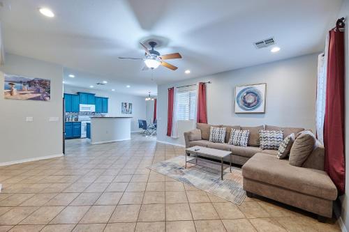 Χώρος καθιστικού στο Entire home in Glendale, Arizona