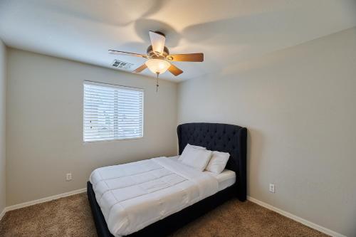 Ένα ή περισσότερα κρεβάτια σε δωμάτιο στο Entire home in Glendale, Arizona