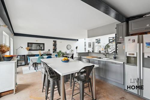 une cuisine avec une table et des chaises dans l'établissement Triplex Atypique à 10mn de Paris, à Boulogne-Billancourt