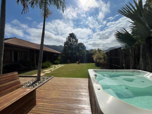 a jacuzzi tub on a wooden deck at Chalet Monte Boa Vista - Aconchego na Serra com Hidromassagem Exclusiva in Teresópolis