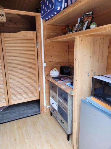 - une petite cuisine avec un comptoir dans une petite maison dans l'établissement Au petit Chalet, à Gigouzac