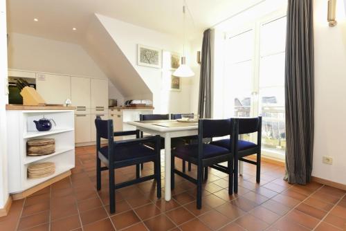 a kitchen and dining room with a table and chairs at Greenwai 4 - Klaar Kiming Klare Sicht in Goting