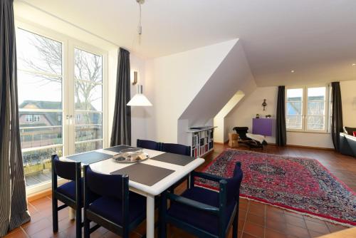 a dining room with a table and chairs and a large window at Greenwai 4 - Klaar Kiming Klare Sicht in Goting