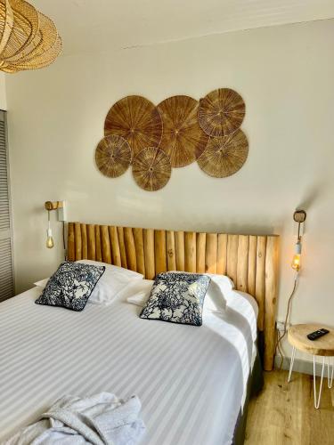 Ένα ή περισσότερα κρεβάτια σε δωμάτιο στο Hôtel Ancre Marine & Spa Thalgo ***
