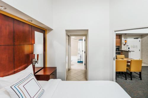 Кухня или мини-кухня в Residence Inn Orlando Airport
