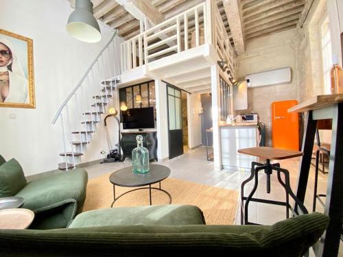 un salon avec un canapé et une table dans l'établissement Le Prestige des Papes-Élégance Confort Cœur d'Avignon, à Avignon