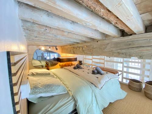 una grande camera da letto con un grande letto in una stanza di Le Prestige des Papes-Élégance Confort Cœur d'Avignon ad Avignone