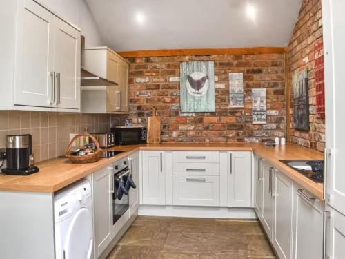 Granary cottage with HOT TUB photo 9