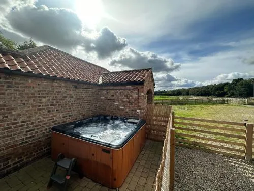 Granary cottage with HOT TUB photo 1