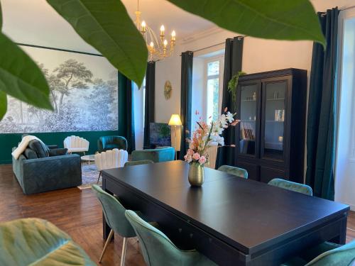 une salle à manger avec une table et des chaises dans l'établissement Le Château de Bel Air - Suite de 125m2 - Expérience unique, à Carquefou