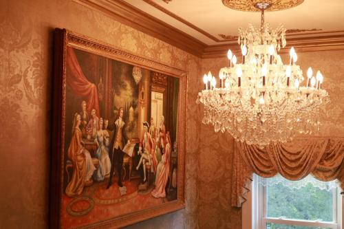 Ảnh trong thư viện ảnh của Chateau Connellsville Medieval Royal Chamber ở Connellsville