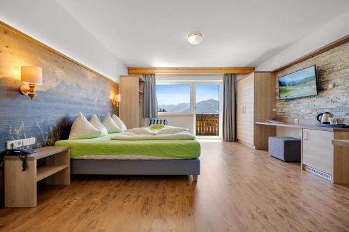 Uma cama ou camas num quarto em Hotel Ramsaueralm