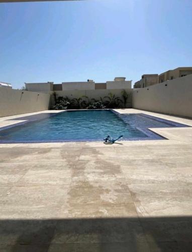 a swimming pool on top of a building at Le Bleuet Tout confort in La Soukra