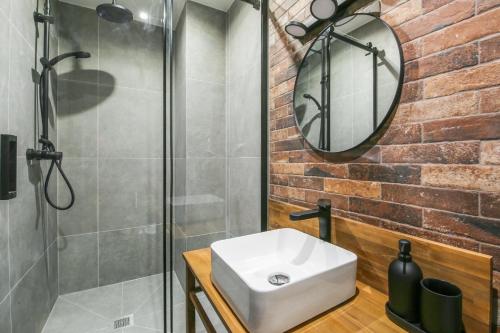 une salle de bain avec un lavabo et une douche dans l'établissement Bluestay 88 - Superbe appartement à Paris, à Paris